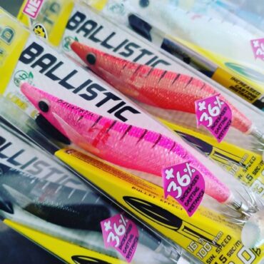 Ballistic Egi è uno egi che combina diverse grandi caratteristiche. Utilizza la tecnologia già implementata in Ballistic White Killer & Real Fish che consente una grande distanza di lancio grazie al trasferimento di un peso posto all’interno del suo guscio. Il design è completamente nuovo con colori nuovi testati nel Mar Mediterraneo per la cattura dei cefalopodi in genere.