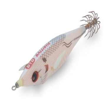 BALLISTIC RED KILLER, egi che ha consolidato la sua fama negli ultimi anni, si rinnova di un bagliore nuovo. Il suo corpo è diventato Red Glow. Le colorazioni a disposizione del pescatore sono le classiche 6 ossia, il verde, il bianco, il rosso, l’arancio, il rosa, e il Full Black. Misura unica di 3 pollici. Sui due fianchi dell’egi sono presenti le classiche pinnette in silicone che rendono l’egi simile ad un vero pesce nei movimenti e grazie alla loro perfetta aderenza con il corpo aumentano la distanza della gittata dell’egi che come ben sappiamo è unica nel panorama di queste esche grazie al rivoluzionario spostamento dei pesi nel lancio.