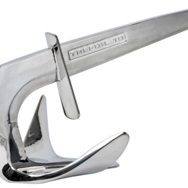 Musone di prua per ancora con piastra di accoppiamento per una perfetta chiusura del foro scafo. Questo sistema permette alla geometria dell’ancora di andare in battuta con il musone impedendo all’acqua di entrare nel gavone di prua. Il design del musone si integra esteticamente alla forma dell’ancora Trefoil creando una combinazione di prodotti di alto livello nello stile e nelle performance. Il sistema può essere facilmente installato con le quattro viti imprigionate sul retro del musone ed è dotato di due pulegge per un fluido scorrimento della catena. Interamente realizzato in acciaio inox AISI 316 lucidato a specchio. Si consiglia di montarlo alla catena con il Giunto Twist 01.738.01/02. Angolo di tiro ideale del verricello a 5° / 20° dall’asse orizzontale del musone.