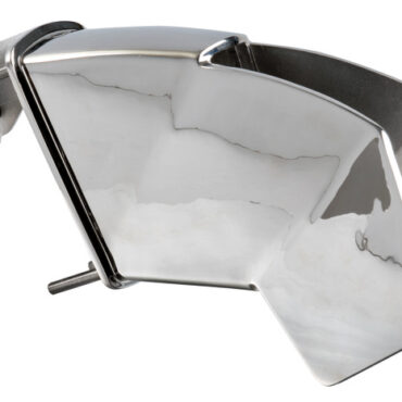 Musone di prua per ancora con piastra di accoppiamento per una perfetta chiusura del foro scafo. Questo sistema permette alla geometria dell’ancora di andare in battuta con il musone impedendo all’acqua di entrare nel gavone di prua. Il design del musone si integra esteticamente alla forma dell’ancora Trefoil creando una combinazione di prodotti di alto livello nello stile e nelle performance. Il sistema può essere facilmente installato con le quattro viti imprigionate sul retro del musone ed è dotato di due pulegge per un fluido scorrimento della catena. Interamente realizzato in acciaio inox AISI 316 lucidato a specchio. Si consiglia di montarlo alla catena con il Giunto Twist 01.738.01/02. Angolo di tiro ideale del verricello a 5° / 20° dall’asse orizzontale del musone.