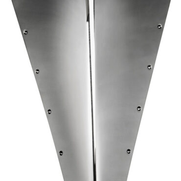 Scudo di prua in acciaio inox AISI316 lucidato a specchio, forato e svasato.Fornito con una pre-piega, si adatta alle diverse forme di prua delle barche quando viene installato.Resistente agli urti, anche più violenti, con spessore maggiorato.