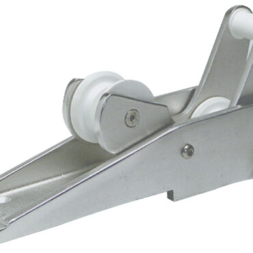 In alluminio lucidato e anodizzato. Adatto per ancore Danforth, Bruce,Trefoil®, CQR e Delta. Puleggia in nylon.