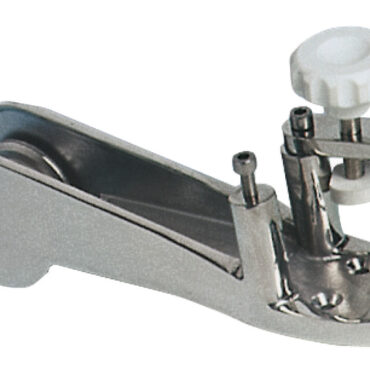 In acciaio inox AISI 316 microfuso e lucidato a specchio, con bloccaggio per ancore Danforth, Bruce, Trefoil®, CQR ecc.. Puleggia inox indistruttibile.