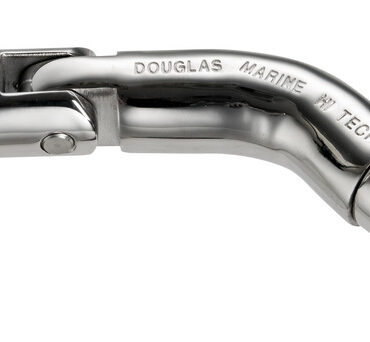 In acciaio inox AISI 316 lucidato. Dotato di doppio snodo per evitare l'effetto braccio di leva con ancora agguantata. Dotato di collegamento all'ancora anti-oscillazione nella risalita nella vicinanze del musone/prua. Viti di sicurezza. Carico laterale 3 volte i giunti standard.