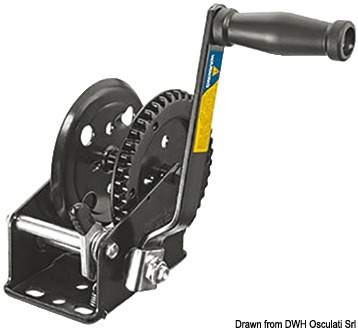 Carcassa in acciaio zinco/cromato, pignoni in acciaio temperato ad alta resistenza, boccole auto-lubrificanti, maniglie rinforzate, molle in acciaio, gruppo ingranaggi carenato. Verniciati neri con polveri epossidiche. Certificato CE dal TÜV.Il carico massimo di trazione è riferito all'utilizzo con un solo giro di cavo sul tamburo.