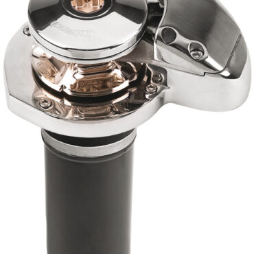 Carcassa in acciaio inox AISI 316 lucidato. Asse verticale per una facile installazione. Può utilizzare catena o cima/catena. Sensore contametri integrato. Motore stagno IP67. Consigliato per barche fino 8 m.