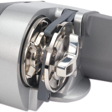 Robusto corpo centrale in alluminio e resistenti coperture laterali in composito.Ideale per barche fino a 9 metri.Installazione semplice che richiede un solo foro per il passaggio della catena. Completo di:- Interruttore da plancia- Protezione magnetotermica- Leva sblocco frizione- Prigionieri a montaggio rapido- Dima e guarnizione- Istruzioni in 6 lingue (tra le quali italiano).