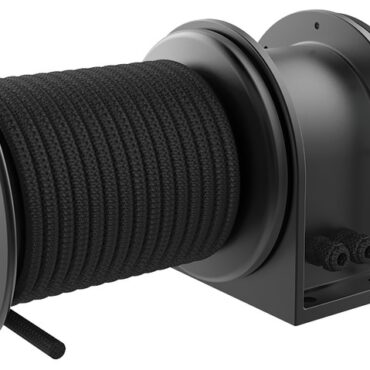 Telaio in alluminio anodizzato nero per durabilità e protezione contro l’ambiente marino.La copertura motore in ABS è certificata IP68.Il kit comprende verricello, teleruttore singolo, magnetotermico e cima.Il TW650 è certificato C.E. conforme alla UNI EN ISO 8846 protezione contro l’accensione di gas infiammabili negli ambienti circostanti.