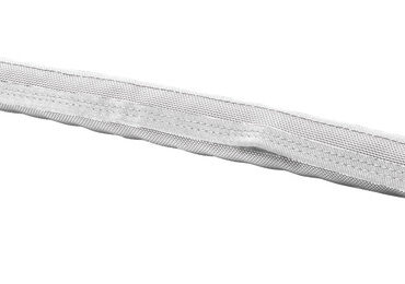 Cordura doppio strato, ad alta resistenza, con bordatura perimetrale. Fissaggio con chiusura a strappo e nastri anti-scorrimento.