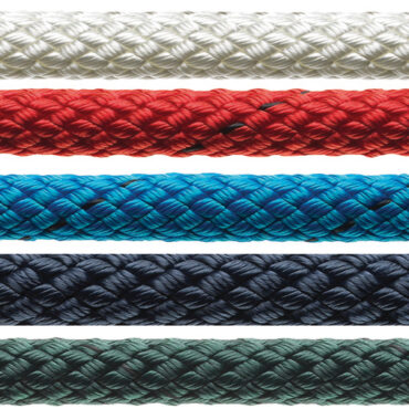 Treccia in poliestereIdeale per: drizze (crociera), vang, carica alto / basso, scotte a basso stiramento.Caratteristiche: buona resistenza all’allungamento, facile da impiombare.Anima: 3 capi in poliestere.Calza esterna: 16 capi poliestere alta tenacità.