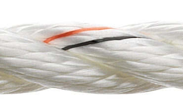 Cima di poliestere prestirata a 3 legnoli. Ideale per: drizze piccole e medie imbarcazioni (crociera); LAZY JACK usi generici. Caratteristiche: ottima resistenza all’abrasione; ottima resistenza ai raggi UV; non assorbe acqua. Anima: filo continuo di poliestere.