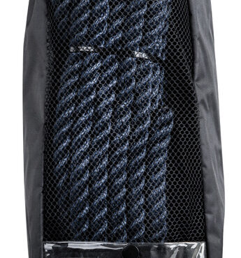 In poliestere alta tenacità, con redancia inox e impiombatura fatta a mano.