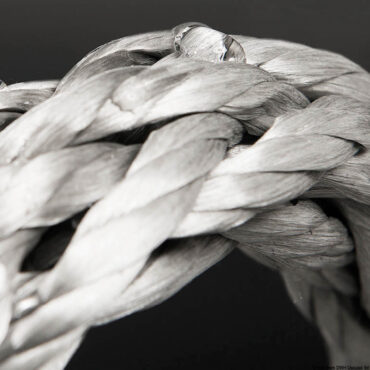 Treccia scalzata ed impregnata ideale per stroppi, legature, drizze su cilindro idraulico, sartiame volante, verricelli, tiraggio tender e per ulteriori usi statici e dinamici.Facilissima da impiombare.Realizzata a 12 legnoli con filato OBLIX™ assicura carichi di rottura paritetici al Dyneema ed ha un’incredibile resistenza all’abrasione ed ai raggi UV.Inoltre non assorbe acqua grazie al trattamento Teflon EcoElite™.