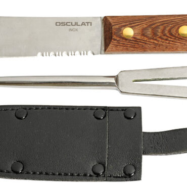 Coltello in acciaio inox con manico in legno. Punteruolo con aprigrilli e fodero in cuoio con aggancio per cintura, pratico e robusto.