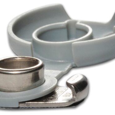 Bottoni in acciaio inox AISI 316.Il maschio presenta un dente di aggancio per la femmina, che a sua volta ha uno specifico labbro di ritegno. Le due novità combinate permettono di tendere al meglio il telo e nello stesso tempo ne evitano lo sgancio accidentale.