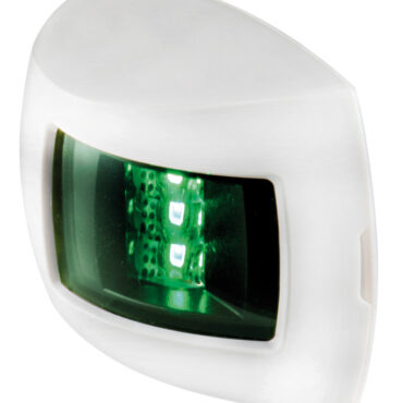 Luci di navigazione di dimensioni compatte fabbricate in policarbonato UV resistente, progettate per garantire massima durabilità in condizioni marine. Certificate IP67, offrono protezione completa contro polvere e acqua. Vengono fornite con viti di fissaggio. Rispettano le normative internazionali EN60945, USCG e ABYC C-5, garantendo sicurezza e affidabilità in navigazione.