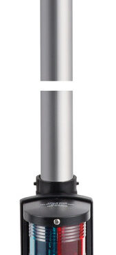 Per scafi < 20 m, con fanale certificato COLREG72. Completa di base in nylon nero o bianca sulla quale si inserisce a scatto l’asta dando il contatto e di cappuccio a tenuta stagna che chiude la base quando l’asta è sfilata. Provvista di un fanale da 360° e fanale di via rosso/verde.