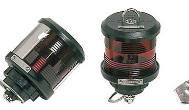 Omologati anche per Marina Mercantile. Realizzati in policarbonato nero e acciaio inox. Completi di speciale lampadina a filo verticale.