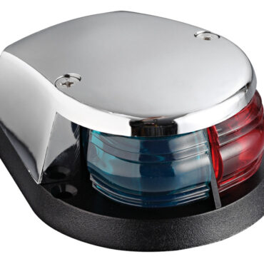 In ABS cromato o bianco. Vetri lenticolari in plexiglass lavorato, completi di porta lampade. Fanalino molto elegante e funzionale.