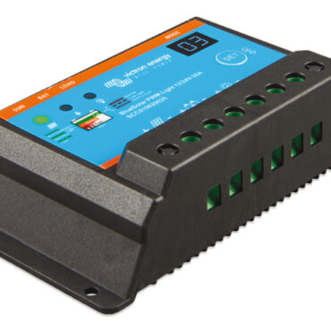 Controllo di temperatura, protezione da cortocircuito, sovratensione, inversione polarità. Disconnette l'uscita in caso di bassa tensione carica a tre stadi: BULK, ABSORPTION, FLOAT. La versione DUO permette di caricare 2 batterie contemporaneamente e di programmare la carica per ogni batteria.