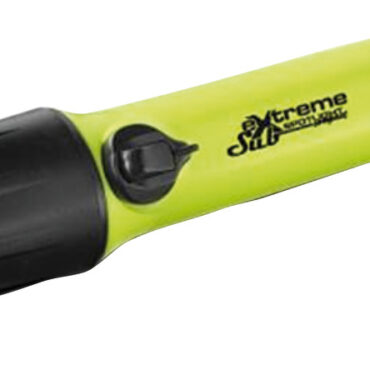 Equipaggiata con un Luxeon LED bianco ad alta efficienza che crea un cono di luce efficiente fino a 30 m di profondità. Due tipi di funzionamento: luce piena e flash SOS con blocco di sicurezza integrato.