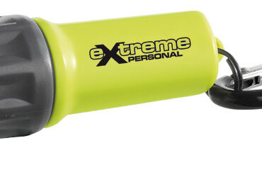 Si può collegare al giubbotto di salvataggio tramite il moschettone o usare come una piccola torcia.Funzioni: luce fissa o flash.Sommergibile fino a 1 m. Accensione a rotazione ghiera.