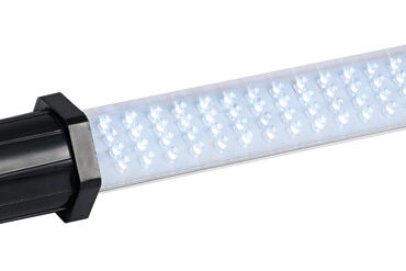 Autoalimentata tramite batteria interna ricaricabile. Autonomia fino a 6 ore. Tempo di ricarica 3 ore. Carcassa in gomma impermeabile. Accessori in dotazione: caricatore a 110/240 V. Cavetto con presa accendino 12 V.