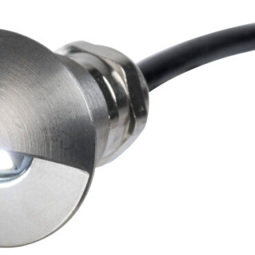 Modello stagno sia davanti che dietro. Completo di premistoppa posteriore, cavetto di 1 m e microspina stagna di collegamento.Orientamento luce verso il basso. Foro per l'incasso diametro 17 mm.Materiale del corpo:A = alluminio nero opaco anodizzato;B = alluminio bianco lucido verniciato;C = acciaio inox lucidato a specchio.