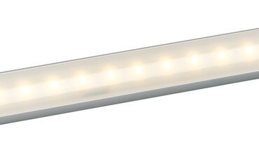 Sorgente luminosa con LED HD.Ideale per bagni, cucine, gavoni, locale motori, sotto boma, barche a vela ecc.Fissaggio in piano, ma provvista di kit che permette di montarla inclinata a 45°.Interruttore touch luminoso con luce blu.