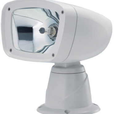 Carcassa: alluminio pressofuso e verniciato bianco con resine ad alta resistenza anti-corrosione. Completamente stagni. Rotazione orizzontale 355°, a 2 velocità. Rotazione verticale 50°.Versione A: con lampadina alogena doppio filamento (spot + flood) da 100 W + 90 W.Versione B: HID con lampadina a scarica di gas XENO ultrapotente (35W HID).Protezione contro le interferenze elettroniche.I fari sono collegabili a 2 tipi di comando optional che possono essere indipendenti o "sommati" per creare la configurazione desiderata:1) Comando da plancia con joystick. Cavo incluso da 4,5 m. Si possono installare altri comandi joystick usando il cavo a 2 porte 13.227.51.2) Radiocomando classico fornito con staffa per fissaggio alla plancia. Portata fino a 40 m di distanza dal faro.