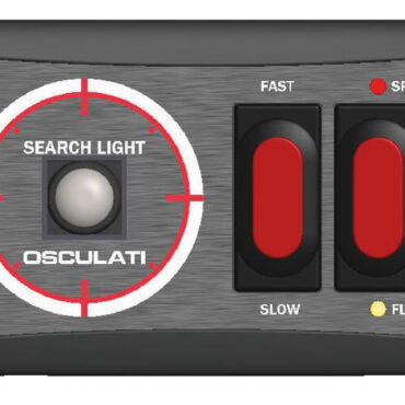 Carcassa: inox lucidato a specchio. Completamente stagni. Rotazione 350° orizzontale e 55° verticale.Due velocità. Lampadina alogena doppio filamento (spot + flood) da 100 W + 90 W tipo H4. I fari sono collegabili a 3 tipi di comando optional che possono essere indipendenti o sommati per creare la configurazione desiderata:1) Comando da plancia con joystick (da collegare via cavo telefonico al faro) cavo incluso da 4,5 m. Optional da 10 m.2) Comando da plancia wireless (è sufficiente portare l’alimentazione al faro).3) Radiocomando classico fornito con staffa per fissaggio alla plancia.