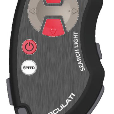 Carcassa: alluminio pressofuso e verniciato bianco con resine ad alta resistenza anti-corrosione. Completamente stagni. Rotazione orizzontale 355°, a 2 velocità. Rotazione verticale 50°. CREE LED di alta qualità. Consumo 54 W equiparabili ad oltre 100 W di una lampadina classica. I fari sono collegabili a 3 tipi di comando optional che possono essere indipendenti o "sommati" per creare la configurazione desiderata:1) comando da plancia con joystick (da collegare via cavo telefonico al faro) cavo incluso da 4,5 m. Optional da 10 m.2) Comando da plancia wireless (è sufficiente portare l'alimentazione al pannello che si interfaccia wireless con il faro).3) Radiocomando classico fornito con staffa per fissaggio alla plancia.