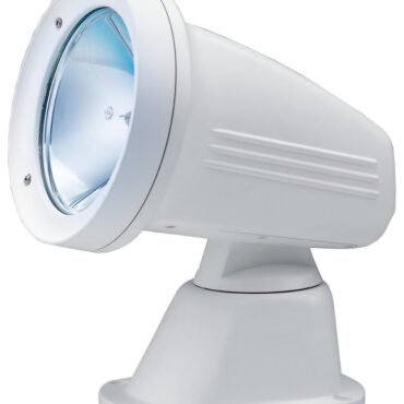 Carcassa in Luran UV resistente, completamente stagno. Rotazione orizzontale 352°, verticale 60°. Lampadina LED doppio filamento (SPOT+FLOOD) 23 W + 23 W. 2 tipi di comando opzionale.Protezione contro le interferenze elettroniche.I fari sono collegabili a 2 tipi di comando optional che possono essere indipendenti o sommati per creare la configurazione desiderata:1) Comando da plancia con joystick. Cavo incluso da 4,5 m. E’ possibile installare un altro joystick usando il cavo a 2 porte 13.227.51.2) Radiocomando classico fornito con staffa per fissaggio alla plancia. Portata fino a 40 m di distanza dal faro.3) Il radiocomando al primo utilizzo si accoppia al faro (usando le istruzioni) e non interferisce con la strumentazione elettronica di imbarcazioni limitrofe; si possono abbinare più radiocomandi al faro.4) Il faro è più reattivo al comando e preciso all’impulso rispetto alla versione precedente