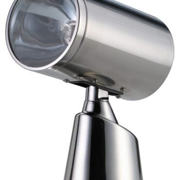 Carcassa: inox lucidato a specchio. Completamente stagni. Rotazione 350° orizzontale e 55° verticale. Due velocità. Lampadina alogena doppio filamento (spot + flood) da 100 W + 90 W tipo H4.Protezione contro le interferenze elettroniche.I fari sono collegabili a 2 tipi di comando optional che possono essere indipendenti o sommati per creare la configurazione desiderata:1) Comando da plancia con joystick. Cavo incluso da 4,5 m. Si possono installare altri comandi joystick usando il cavo a 2 porte 13.227.51.2) Radiocomando classico fornito con staffa per fissaggio alla plancia. Portata fino a 40 m di distanza dal faro.