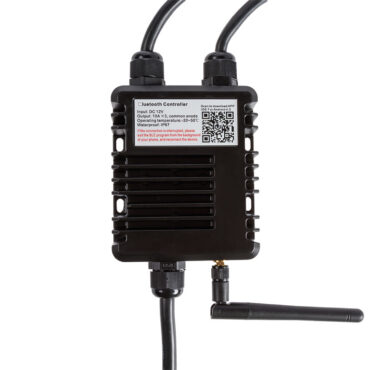 Controller RGBW 12/24 V, capacità max 360 W a 12 V e 720 W a 24 V.Il controller 13.237.50 permette di selezionare e mixare i 3 colori base rosso/verde/blu, ottenendo varie tinte ed in più il colore bianco, inoltre consente di ritmare la luce seguendo la musica di bordo via bluetooth.