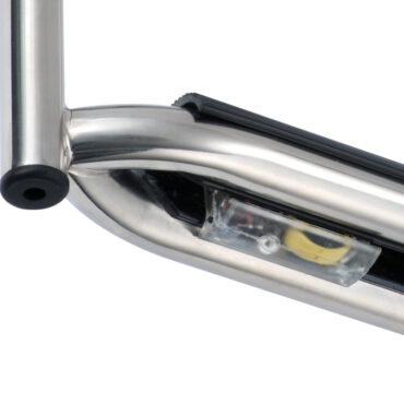 Piccola luce ad incastro per scalette telescopiche. Si accende in automatico entrando in acqua. Batteria sigillata con durata 100 h. Venduta in confezione espositiva da 2 pz.Disponibile sia per scalette con gradino Standard (da 38 mm) sia per scalette con gradino Extra-large (da 57 mm).Si montano a pressione sull’ultimo gradino e non ingombrano.