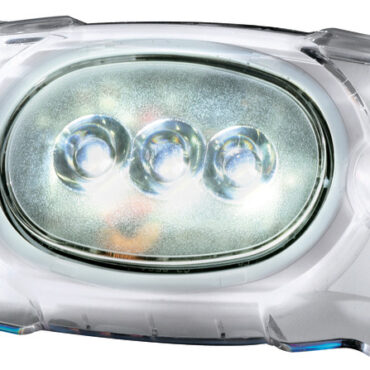 Installazione solo immersa in acqua. Fabbricata in tecnopolimero e dotata di LED ad alta efficienza. Necessita di un unico foro Ø 13 mm per passaggio cavo alimentazione.