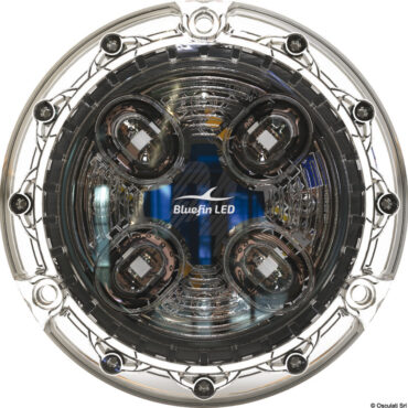 Costruita in un polimero dalle proprietà meccaniche prossime a quelle del bronzo, la Piranha P4 Polymer è particolarmente indicata per imbarcazioni esposte a intense correnti galvaniche. Come tutti i modelli della serie Piranha, adotta la tecnologia "surface mount" che semplifica notevolmente l’installazione.La P4 integra la tecnologia brevettata X-Beam, controllo termico attivo, Hydro Block, protezione contro l'inversione di polarità e rivestimento anti-vegetazione marina.Distibuzione del fascio luminoso a 60°.Certificazione: RINA IEC 60529