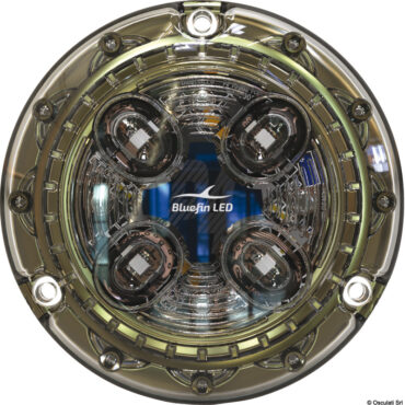 La serie Piranha P4 HI-POWER è progettata per piccole imbarcazioni, ma garantisce prestazioni luminose elevate, con intensità fino a 4000 lumen nei modelli a variazione di colore.Questa versione mantiene tutte le tecnologie Bluefin LED: X-Beam, controllo termico attivo, Hydro Block, protezione da inversione di polarità e rivestimento anti-vegetazione; distibuzione del fascio luminoso a 60°.Materiale: BronzoCertificazione: RINA IEC 60529