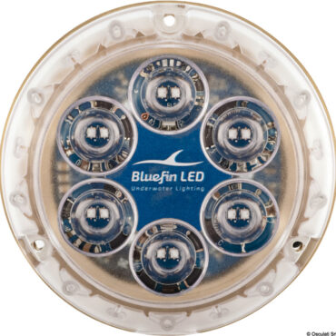 La Piranha P12 offre una luminosità di 8.000 lumen e mantiene la semplicità d’installazione tipica della serie, richiedendo solo un foro di 13 mm per il passaggio del cavo. L'installazione si completa facilmente con tre viti e sigillante.Dotato della tecnologia Builtin Driver, protezione dall'inversione di polarità, rivestimento anti-vegetazione.Come tutta la gamma Bluefin LED, integra protezioni avanzate, in particolare una sofisticata gestione termica che regola la luminosità in base alla temperatura. Questa caratteristica consente un utilizzo temporaneo anche fuori dall'acqua, sebbene ne sia sconsigliata l’adozione per non compromettere l’effetto visivo.Distibuzione del fascio luminoso a 60°.Materiale: BronzoCertificazione: RINA IEC 60529