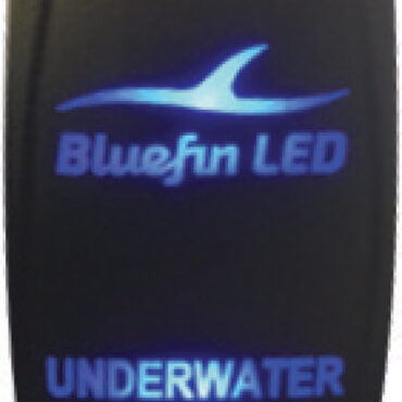 Il Bluefin Interruttore Fari Led BL-Switch è un dispositivo progettato appositamente per i fari Bluefin LED, ideale per l'introduzione di funzionalità che richiedono un inserimento momentaneo, noto come "Momentary Light Switch".Caratterizzato da un grado di impermeabilità IP66, il BL-Switch offre una protezione affidabile contro l'ingresso di acqua e polvere, garantendo un funzionamento sicuro anche nelle condizioni più avverse.Questo switch (12/24V) è perfettamente compatibile per tutti i modelli della gamma Bluefin LED.BL-Switch è in grado di supportare fino a 20 A di corrente, assicurando una gestione efficiente e affidabile dell'alimentazione per i fari Bluefin LED.