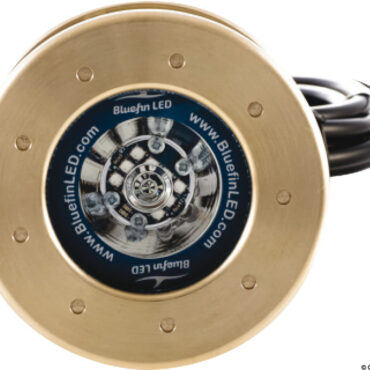 Mako è un faro passante dalle dimensioni compatte ma con prestazioni paragonabili a modelli di dimensioni superiori. L’installazione richiede un foro di soli 65 mm, ed è possibile sostituire il driver anche con l’imbarcazione in acqua.Emette 7100 lumen con un angolo di 60°, consumando appena 75 Watt; non vi è la necessità di installare driver esterni grazie alla tecnologia Builtin Driver.Controllo termico attivo, protezione da alta/bassa tensione, inversione di polarità e rivestimento anti-vegetazione marina.Materiale: BronzoCertificazione: RINA IEC 60529