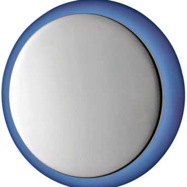 Corpo in plastica bianca, frontale in acciaio inox lucidato a specchio. Montaggio a scatto.