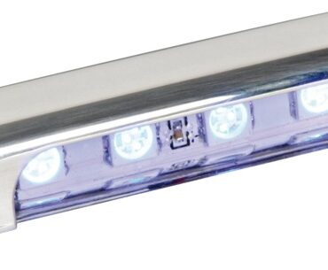 Finitura in acciaio inox lucidato a specchio e lente in policarbonato. Fissaggio tramite viti nascoste dal frontalino.