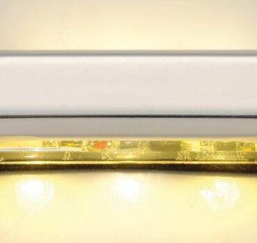 Finitura in acciaio inox lucidato a specchio e lente in policarbonato. Fissaggio tramite viti nascoste dal frontalino.