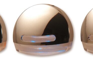 Corpo in tecnopolimero trasparente, ghiera in tecnopolimero a scatto trattato galvanicamente. Adatto per il montaggio anche su superfici infiammabili. Possibilità di fissaggio sia in orizzonatale sia in verticale. Design innovativo ed emissione luce studiata per disegnare effetti Wall Washer. Fissaggio tramite viti.