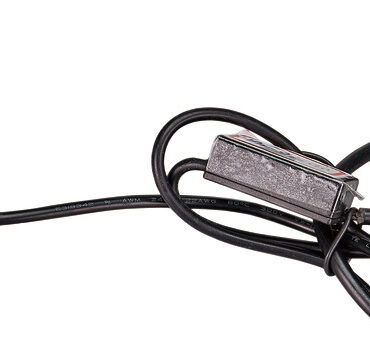 Corpo in lega leggera anodizzata nera. Alimentazione 12/24 V.Versione A: Cilindrica Ø 32 mm. Filetto posteriore 1/2" NPT.Si applica in abbinamento con il tappo inox 18.542.00 nel quale si avvita la luce.Versione B: Da avvitare con telecomando a distanza incluso (fino a 15 m).3 moduli con possibilità di programmazione dei colori, della sequenza, effetto strobo, flash, etc.Cavo in dotazione da 1,5 m.