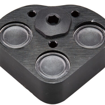 Corpo in lega leggera anodizzata nera. Alimentazione 12/24 V.Versione A: Cilindrica Ø 32 mm. Filetto posteriore 1/2" NPT.Si applica in abbinamento con il tappo inox 18.542.00 nel quale si avvita la luce.Versione B: Da avvitare con telecomando a distanza incluso (fino a 15 m).3 moduli con possibilità di programmazione dei colori, della sequenza, effetto strobo, flash, etc.Cavo in dotazione da 1,5 m.