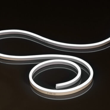 Barre da 3 m. Sezione quadrata 10x10 mm con corpo in silicone.Possono essere tagliate ogni 5 cm.Perfette per essere integrate nei cieli delle cabine per una illuminazione diffusa ed uniforme.Indicata sia per uso interno sia per uso esterno.Linea accessori per un uso universale.