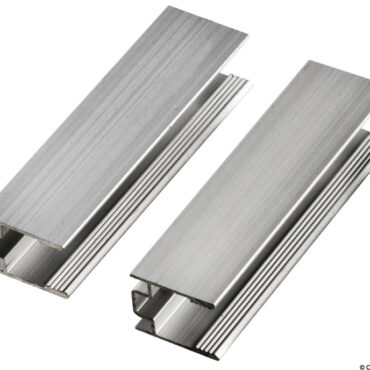 Barre da 3 m. Sezione quadrata 10x10 mm con corpo in silicone.Possono essere tagliate ogni 5 cm.Perfette per essere integrate nei cieli delle cabine per una illuminazione diffusa ed uniforme.Indicata sia per uso interno sia per uso esterno.Linea accessori per un uso universale.